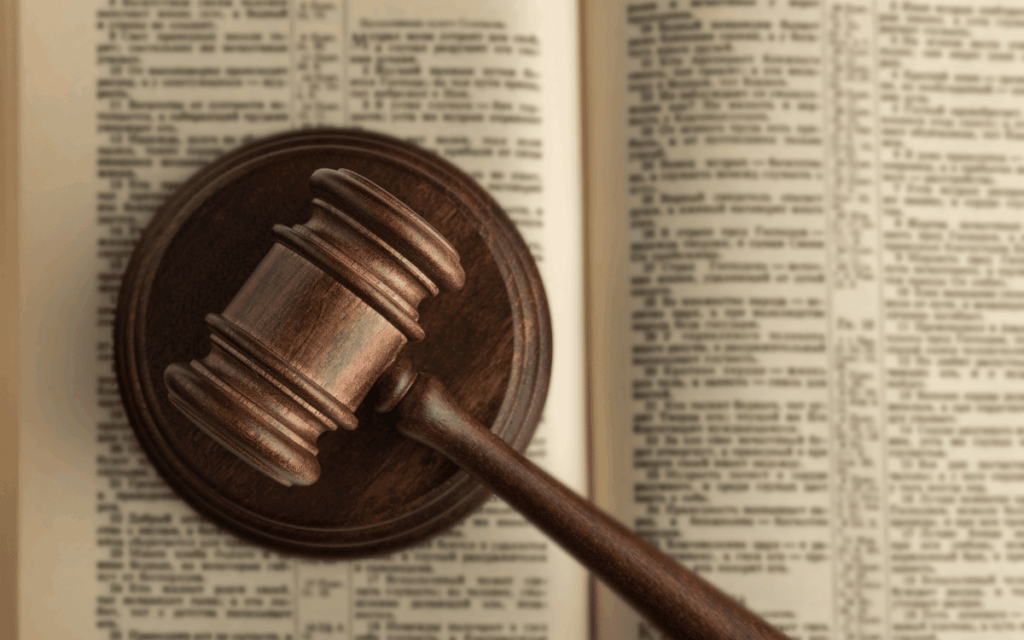 Proceso judicial de exoneración de deudas en Tarragona, con la ayuda de abogados para la segunda oportunidad, asegurando el cumplimiento de la ley.