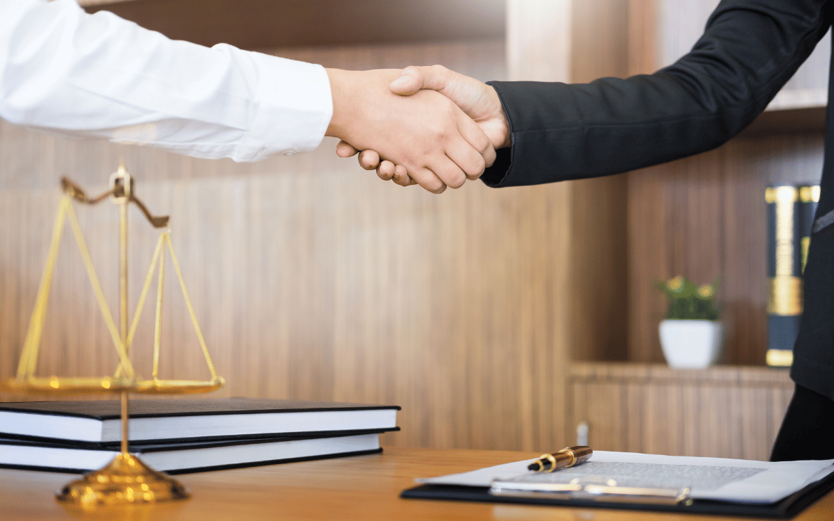 Abogado experto en derecho público en Tarragona asesorando a un cliente sobre cómo resolver conflictos con la administración pública.