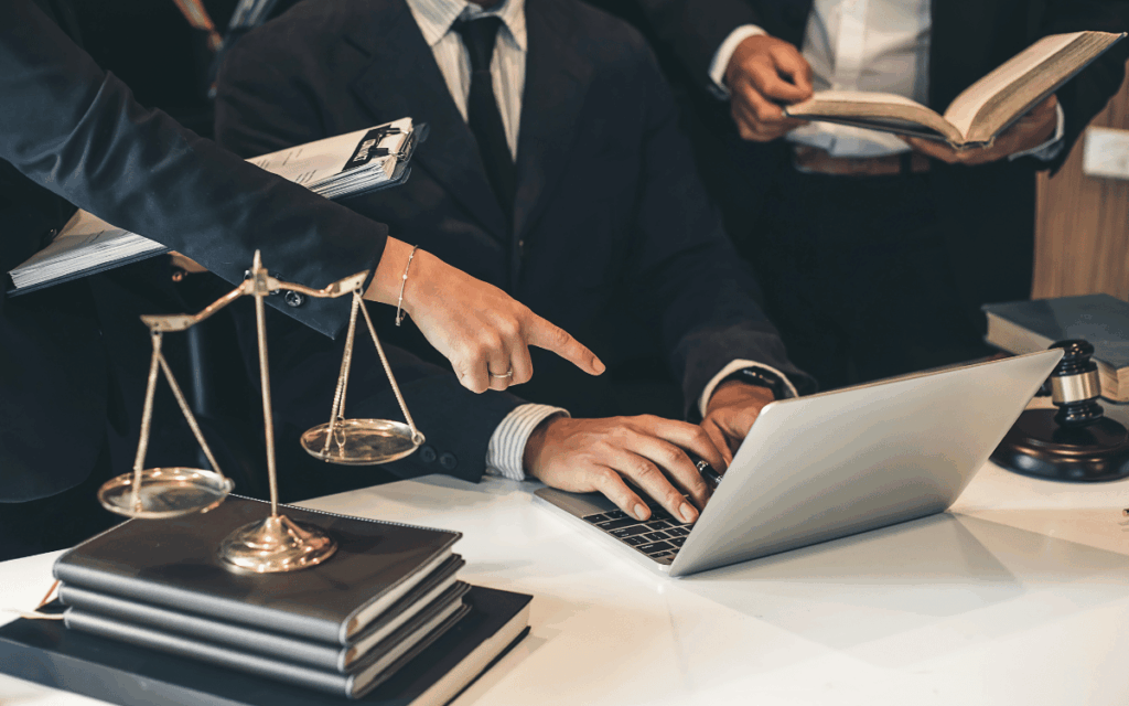 Abogados negociando